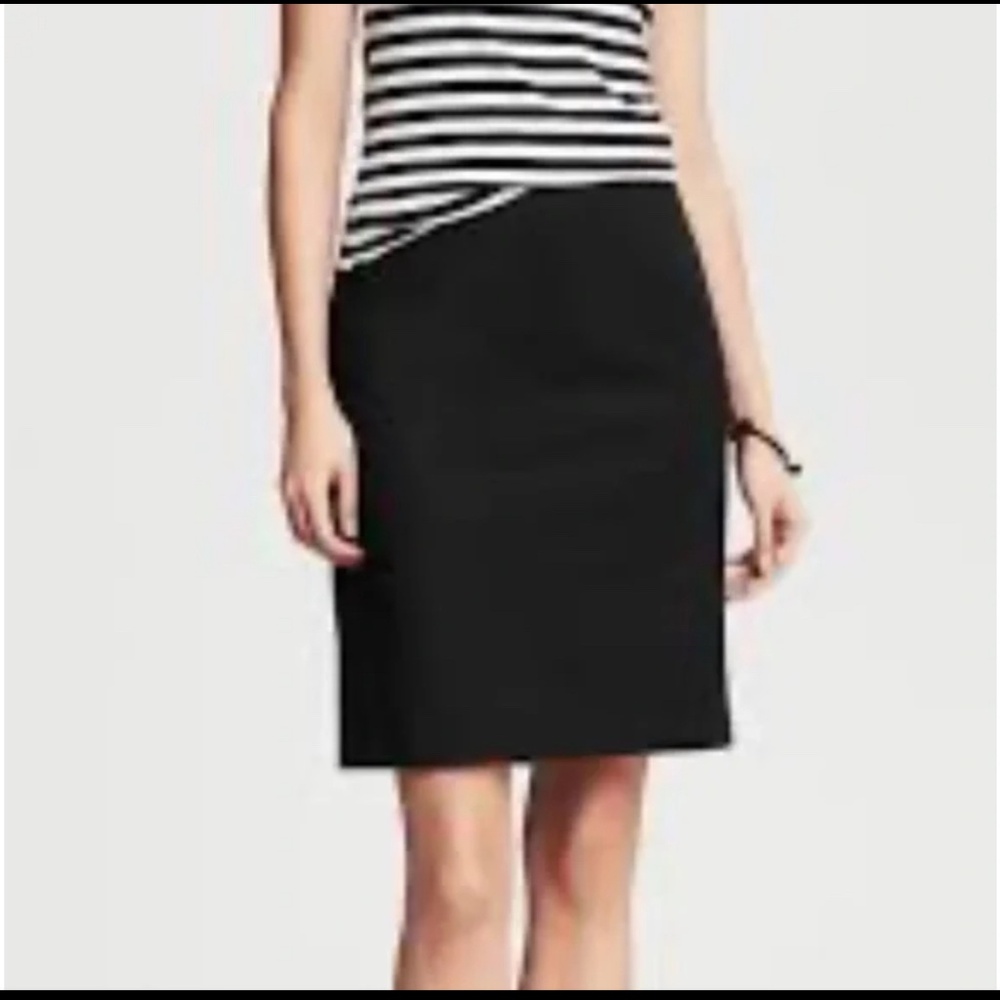 Banana Republic Black lined pencil skirt. Size 6.
